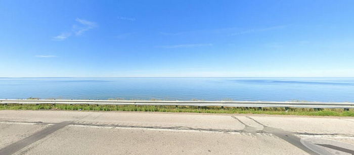 Driftwood Motel - 2022 View From Lot Of The Big Lake